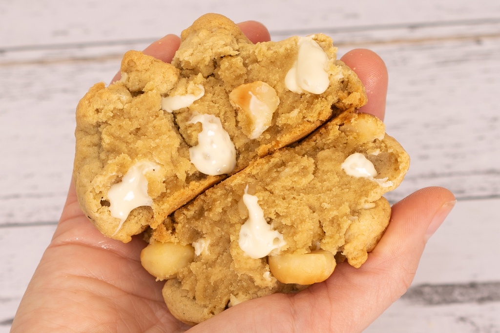 Macadamia White Choc Chunky Cookie